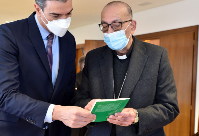 El presidente del Gobierno, Pedro Sánchez, junto al presidente de la Conferencia Episcopal