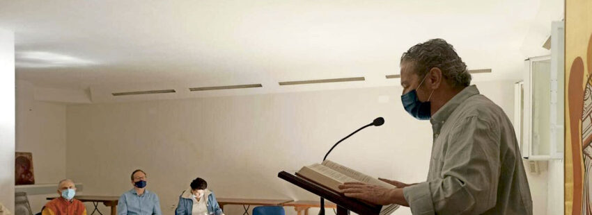 Ángel Manuel Pérez enseña a leer en misa