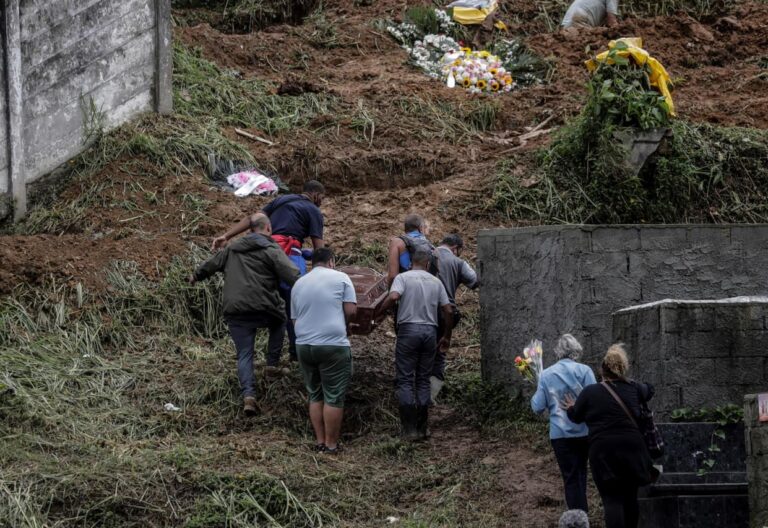 En Petrópolis van 140 muertos por el deslave