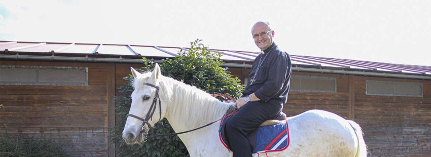 Munilla se entrena en la hípica de San Sebastián para ser obispo de Orihuela