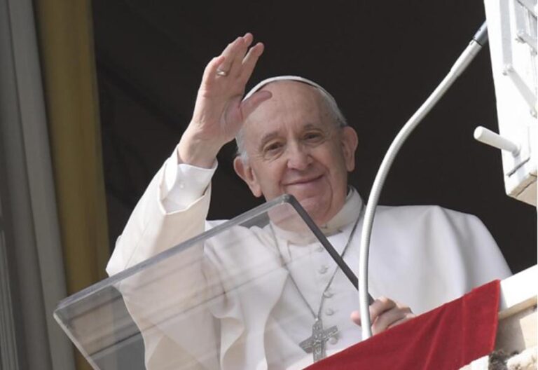 Francisco reclama en el regina coeli que en el mundo del trabajo “haya voluntad de hacer crecer