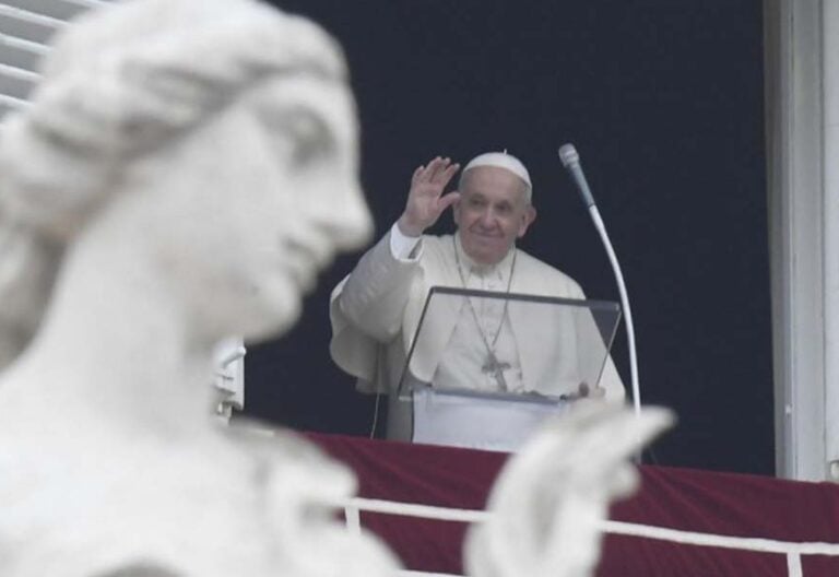 Francisco en el ángelus: “Dios no quiere un crucero, le basta con un pobre barco