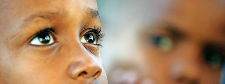 Primer plano de los ojos de un niño