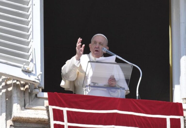 Francisco en el ángelus: “El que apoya la violencia profana el nombre de Dios”