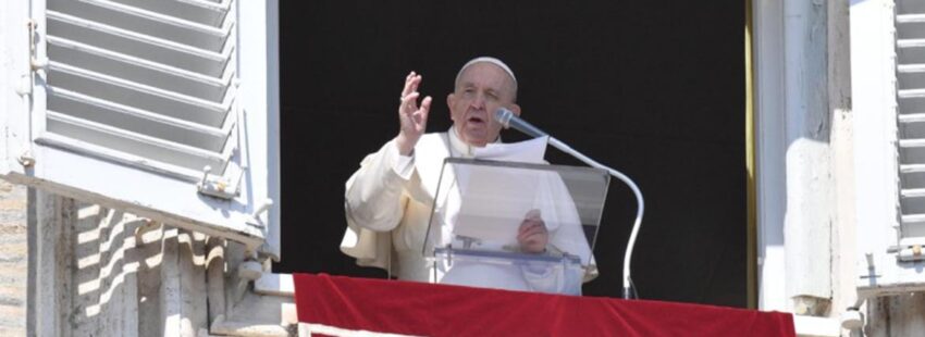 Francisco en el ángelus: “El que apoya la violencia profana el nombre de Dios”