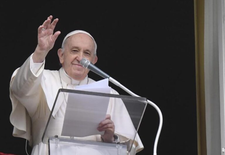 Francisco anima en el ángelus a hacerse rico “al estilo de Dios”