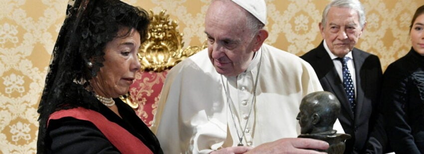 La bienvenida de Francisco a Celaá: media hora y con peineta