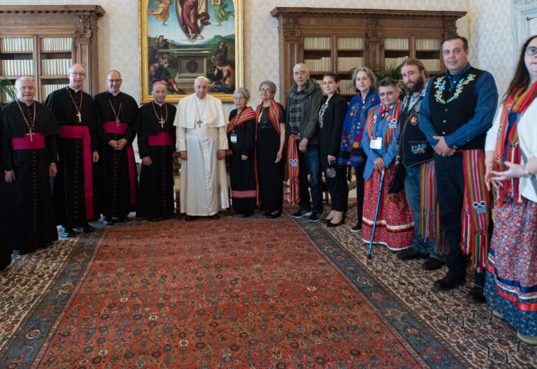 El papa Francisco con los indígenas canadienses