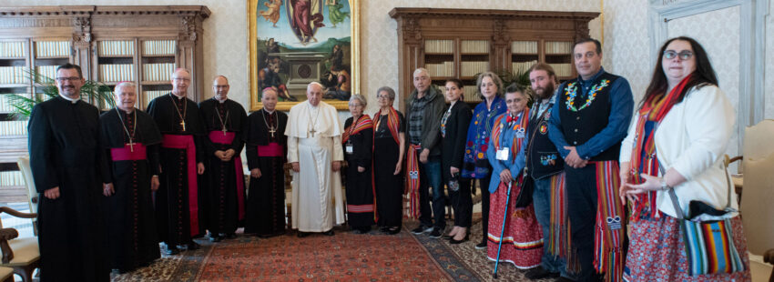 El papa Francisco con los indígenas canadienses