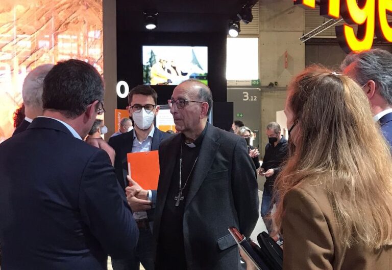 El cardenal Omella viaja a Notre Dame… desde el Mobile World Congress de Barcelona