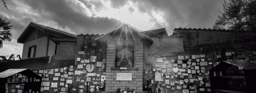 La vía nocturna que lleva al Divino Amore