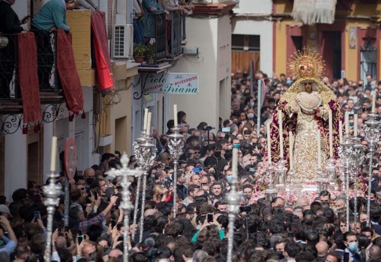 La ‘Esperanza de Triana’ reprocha los piropos “ofensivos” durante una procesión