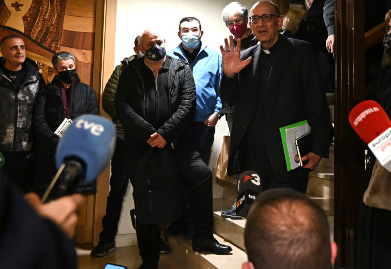 Víctimas de abusos con el cardenal Juan José Omella, presidente de la Conferencia Episcopal
