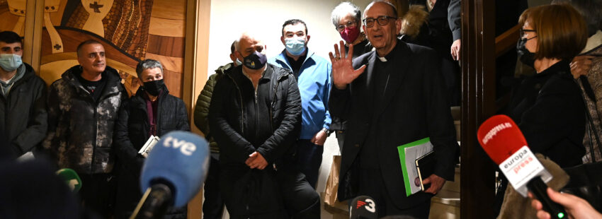 Víctimas de abusos con el cardenal Juan José Omella, presidente de la Conferencia Episcopal