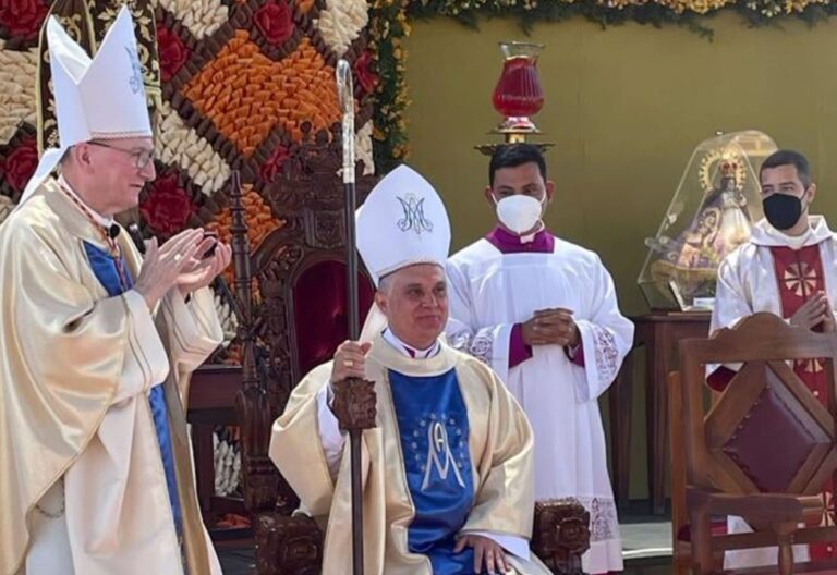 Pietro Parolin y Javier Herrera