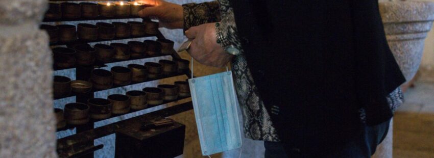 A misa sin mascarilla y con el abrazo de paz de vuelta