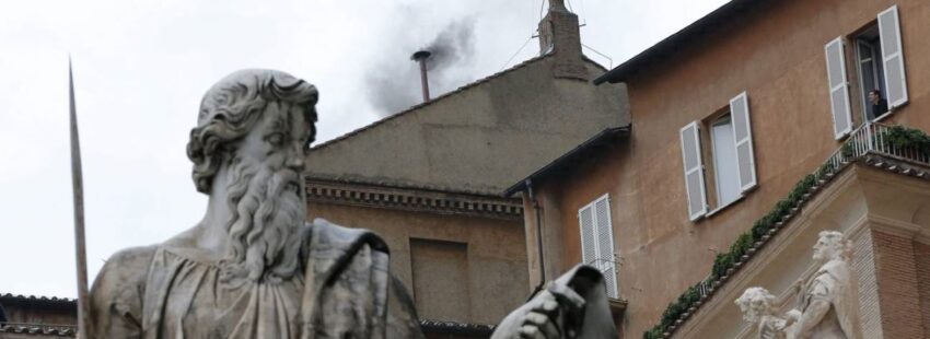 Personalidades religiosas, políticas y académicas presentan el libro ‘Humo blanco’, del