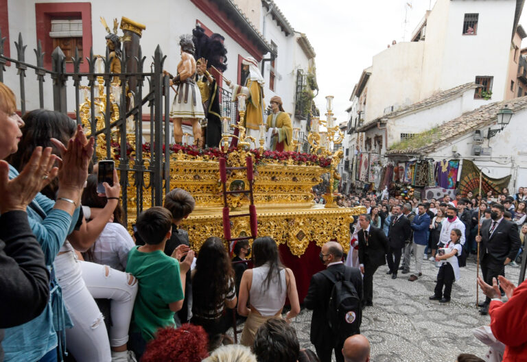 Pascua a cara descubierta