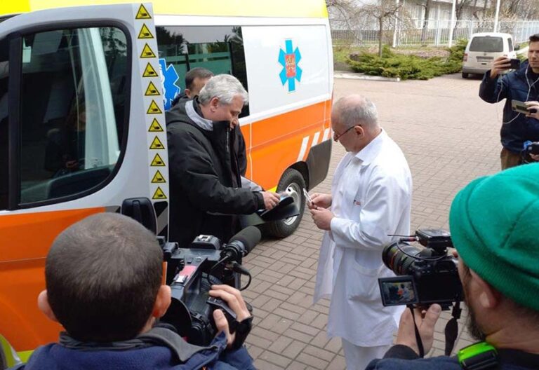 El cardenal Krajewski entrega la nueva ambulancia donada por el Papa en Kiev