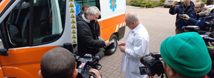 El cardenal Krajewski entrega la nueva ambulancia donada por el Papa en Kiev