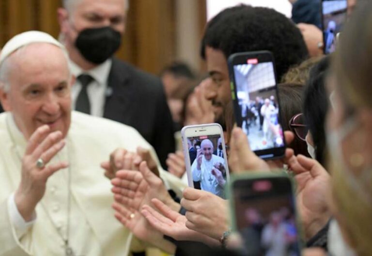 El Papa pide en la audiencia general que “callen las armas” a “quienes tienen el poder de