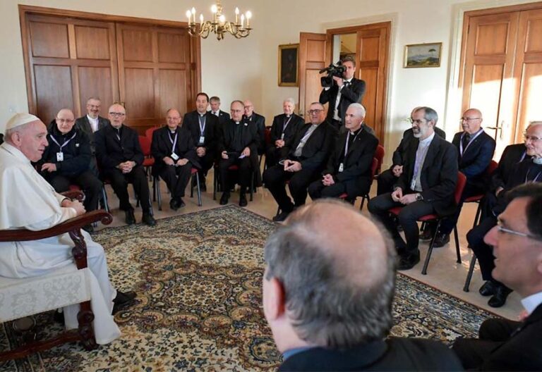 Francisco pide a los jesuitas malteses “dar un paso decisivo hacia una Iglesia sinodal”