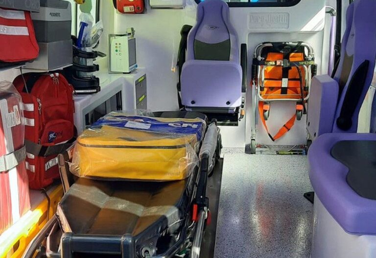 El cardenal Krajewski lleva una nueva ambulancia a Ucrania, donde celebrará la Semana Santa