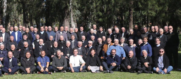 Los obispos argentinos sacan la cara por el Papa y contra su “maltrato injusto”