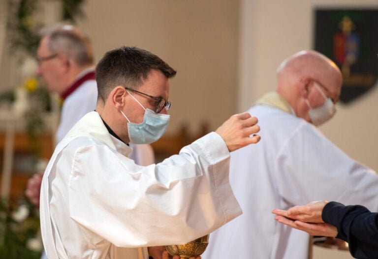Los católicos ingleses: de vuelta a misa (por fin) en Pentecostés