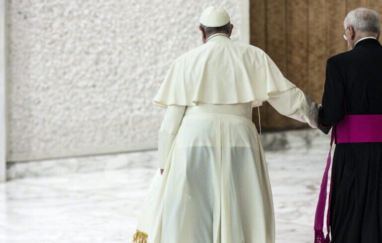 El Papa recibirá hoy infiltraciones por sus problemas de rodilla