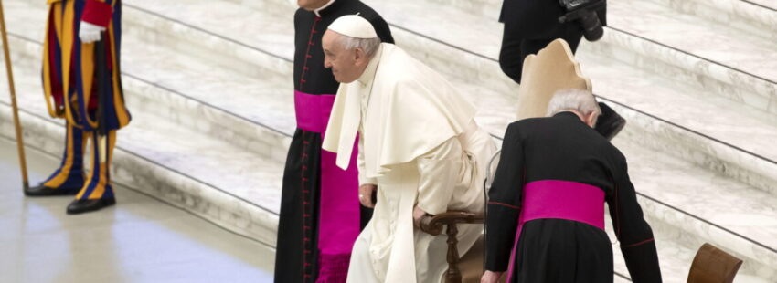 El Papa y su rodilla: “La operación, como último recurso”