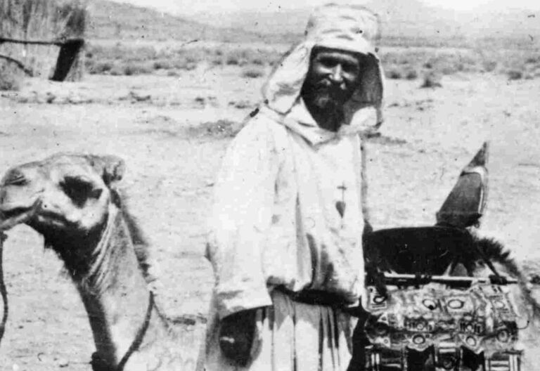 Carlos de Foucauld, en el desierto con un camello