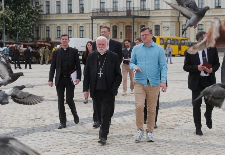 Gallagher asegura que “hay espacios” para una mediación del Papa en Ucrania