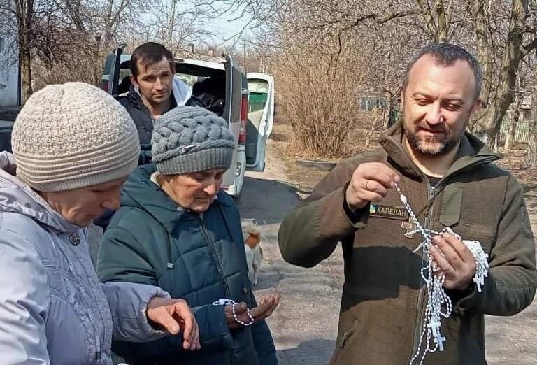 Oleh reparte rosarios a la población de Lugansk (Ucrania)