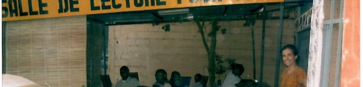 Isabel Lara en su biblioteca de la calle en Mali