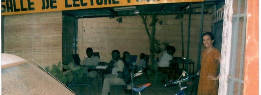 Isabel Lara en su biblioteca de la calle en Mali