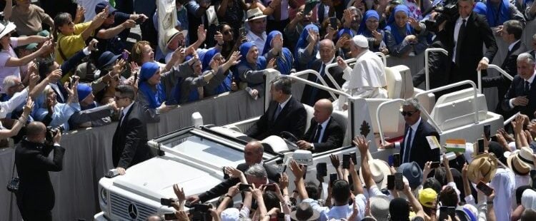 El Papa en el Regina Coeli: “Que los nuevos santos inspiren unión y caminos de