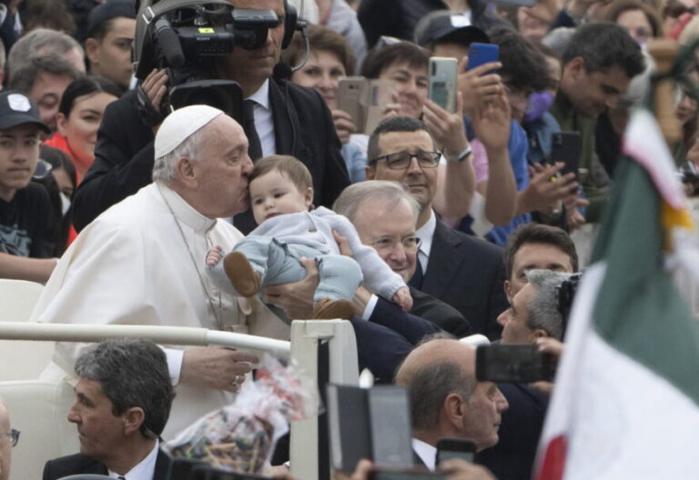 El Papa reaparece tras la infiltración de su rodilla: “¡Ojalá pase pronto!”