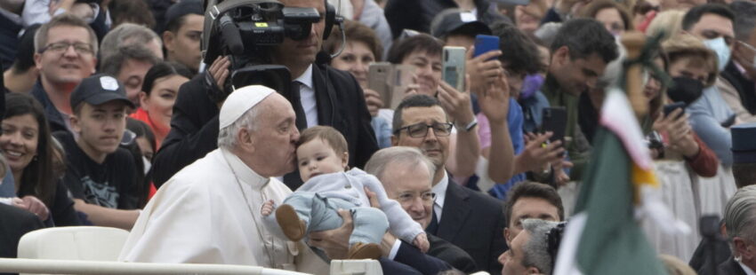 El Papa reaparece tras la infiltración de su rodilla: “¡Ojalá pase pronto!”