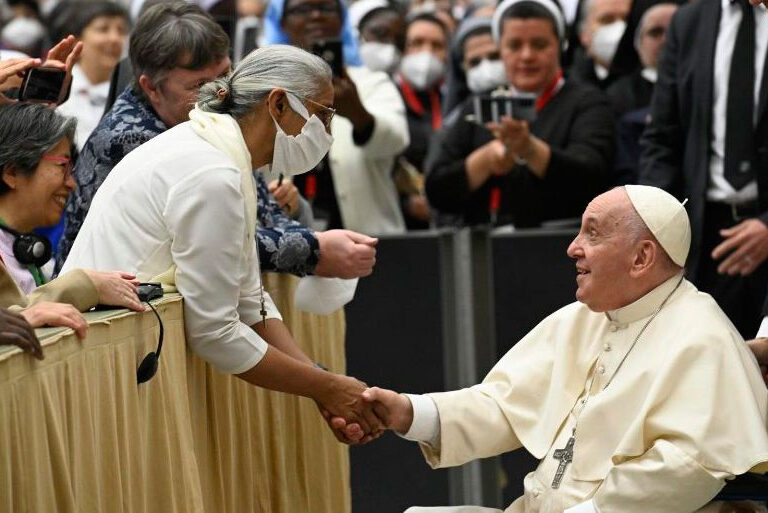 El papa Francisco en silla de ruedas en su audiencia con la UISG