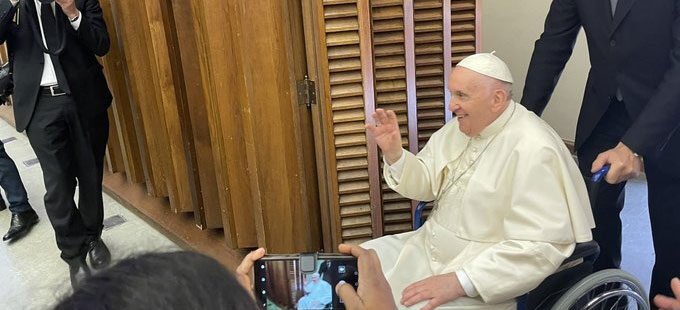 El papa Francisco, en silla de ruedas