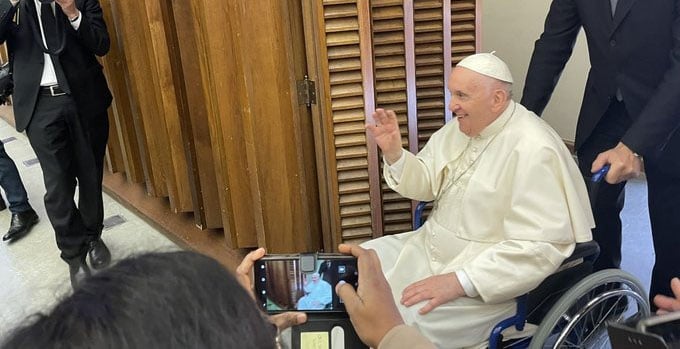 El papa Francisco, en silla de ruedas