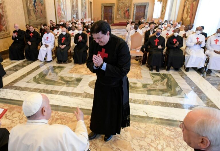 El Papa: “Si queremos una Iglesia hospital de campaña, no podemos prescindir de los camilos”