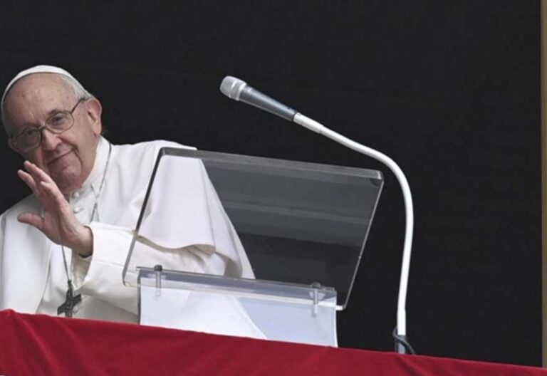 Francisco en el Regina Caeli: “Las armas no son el camino para la paz”