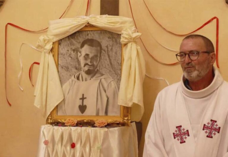 Un misionero valenciano, custodio de la tumba de san Carlos de Foucauld en el desierto