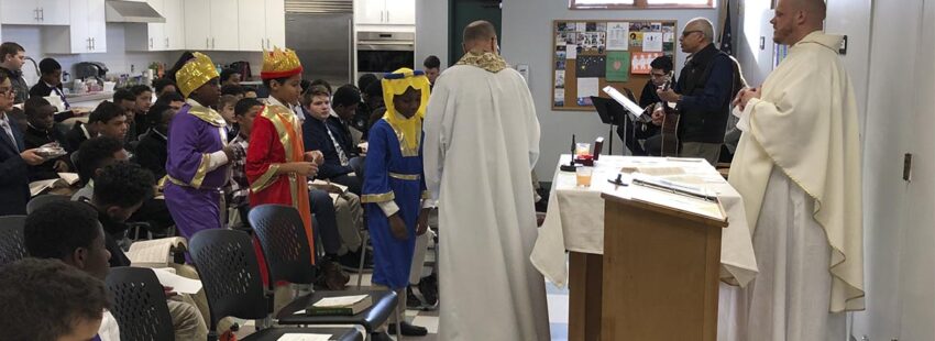 Un obispo de Massachusetts retira el título de ‘católico’ a un colegio de jesuitas por ondear