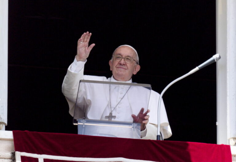 Francisco recomienda en el ángelus “aprovechar las vacaciones para detenernos a escuchar a