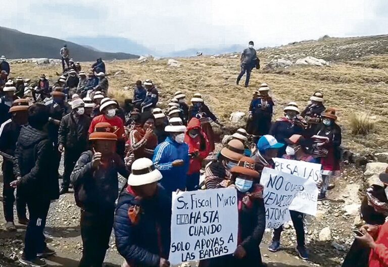 Comuneros protestan contra la empresa minera en Las Bambas