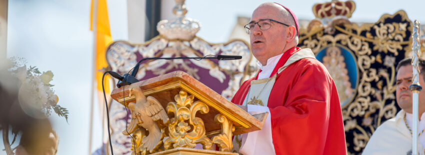 Obispo de Huelva, Santiago Gómez Sierra, durante la misa de El Rocío
