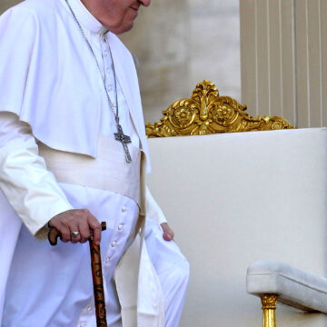 El papa Francisco, con bastón